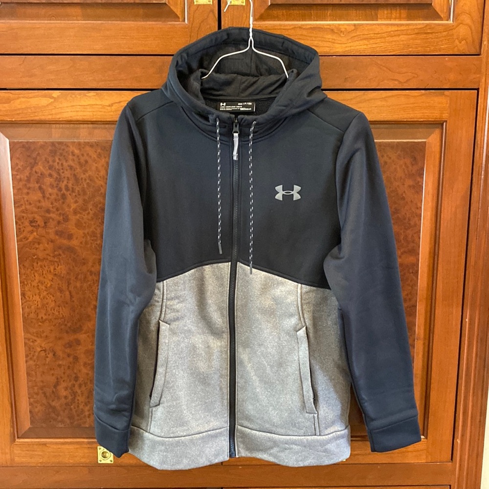 Under Armour men’s small full zip hoodie in heather gray and black, great cond.
